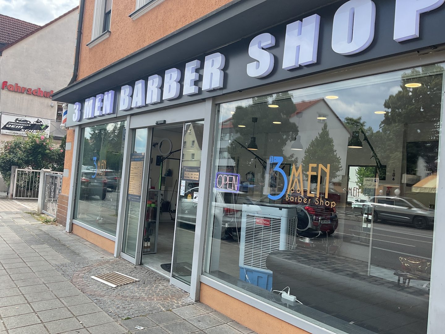 3 Men Barber Shop